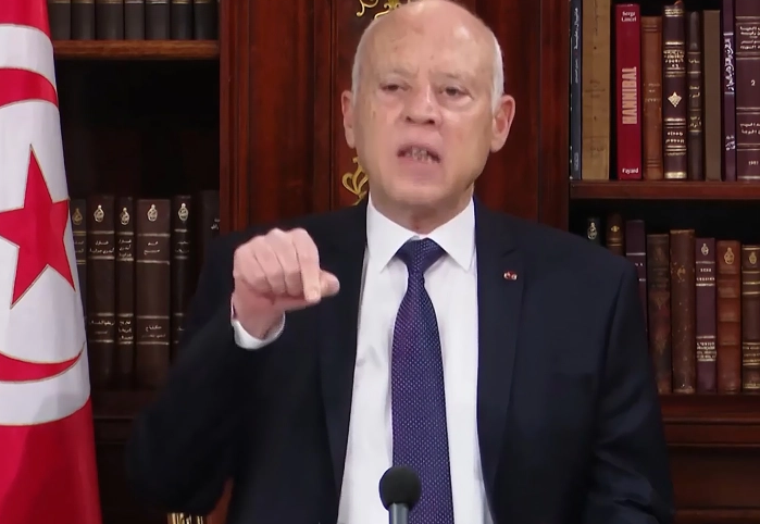 تونسيون يحتفلون باسقاط الحكومة وتجميد عمل البرلمان